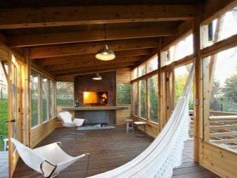 Parapluie d'échappement au-dessus du barbecue