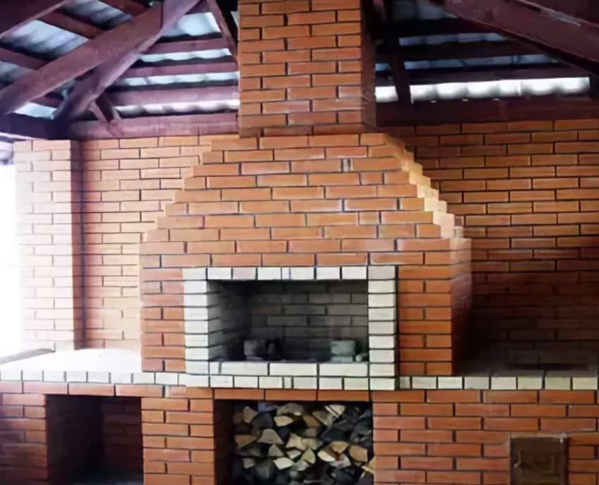 Parapluie d'échappement au-dessus du barbecue