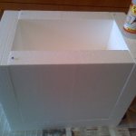 Souvent, la colle est utilisée pour coller la mousse.