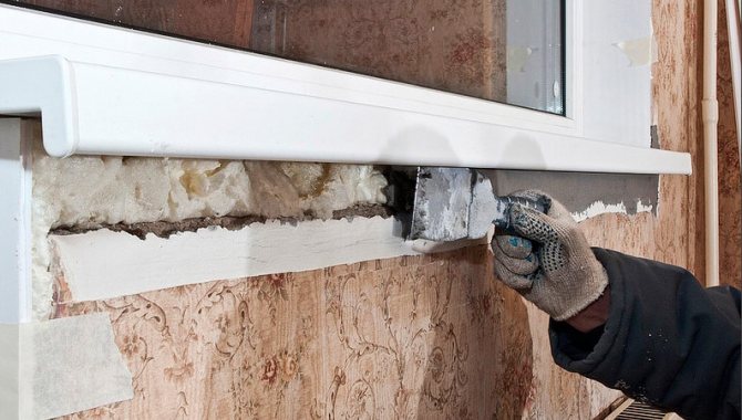 Scellement de la mousse de polyuréthane avec de la colle à carrelage