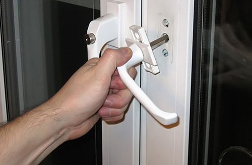 Poignée de fenêtre en plastique coincée