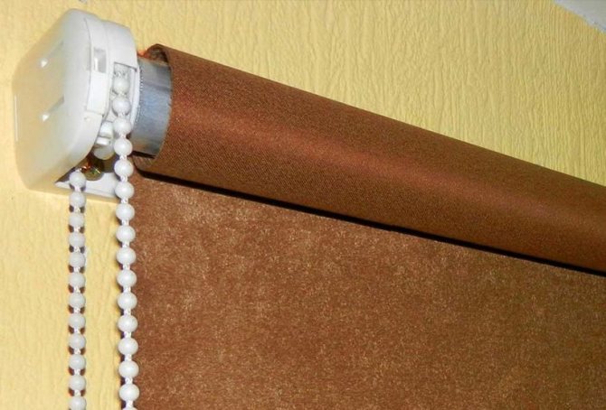 Fixation d'un store à enrouleur ouvert au mur