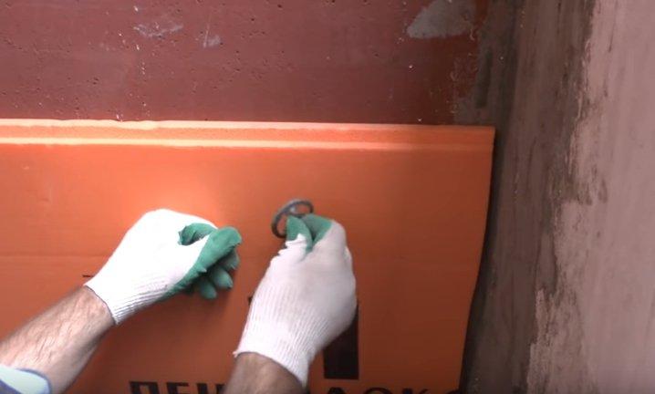 fixation de l'isolation avec des chevilles