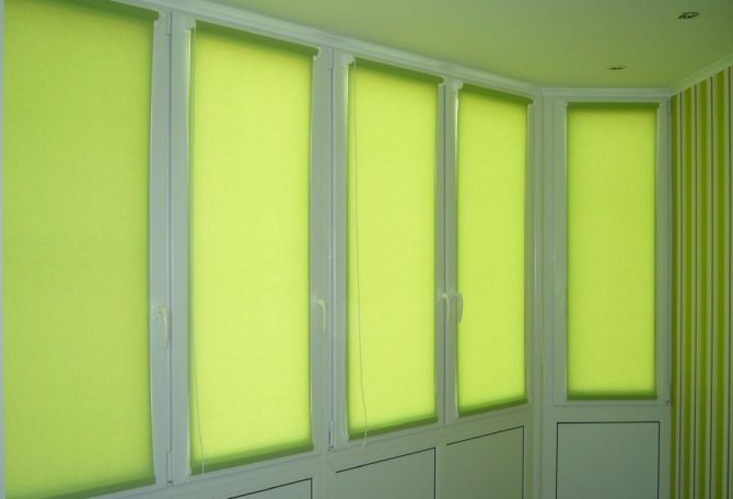 Stores enrouleurs fermés sur une fenêtre de balcon en plastique