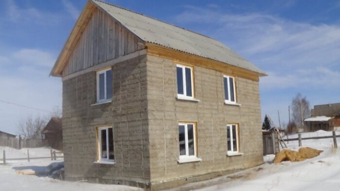 Remplissage des murs en sciure de bois