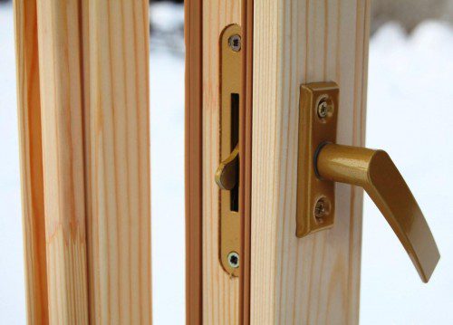 Remplacement des ferrures pour fenêtres en plastique