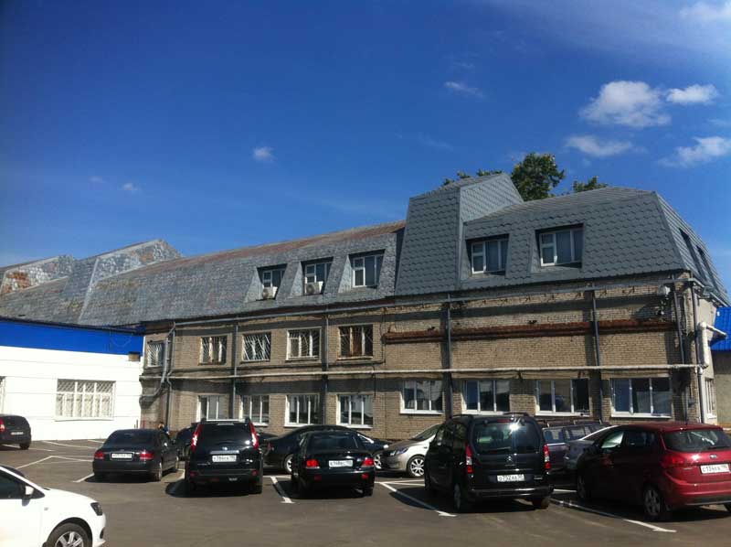 Remplacement de la toiture d'un immeuble de bureaux. Ville de Dzerzhinsky