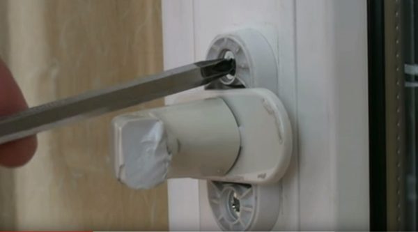 remplacement de la poignée de fenêtre en plastique