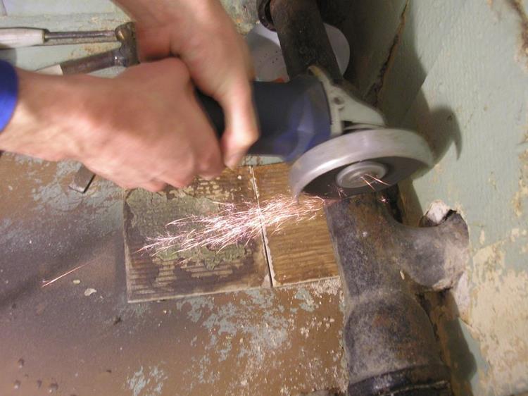 Remplacement d'un té dans une colonne montante d'égout