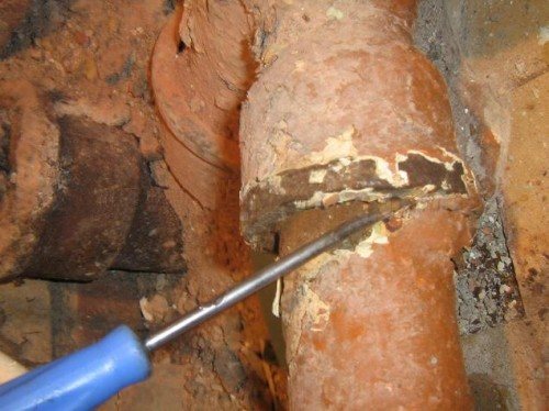 Remplacement d'un té dans une colonne montante d'égout