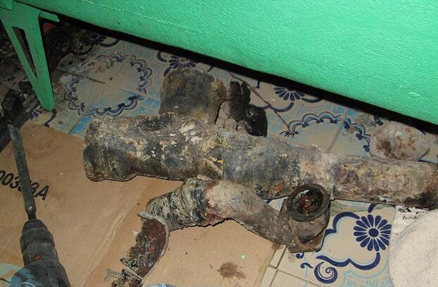 Remplacement d'un té dans une colonne montante d'égout