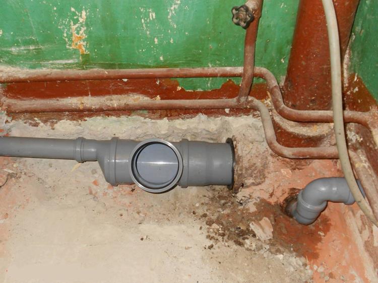 Remplacement d'un té dans une colonne montante d'égout