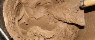 Pétrir le mortier d'argile