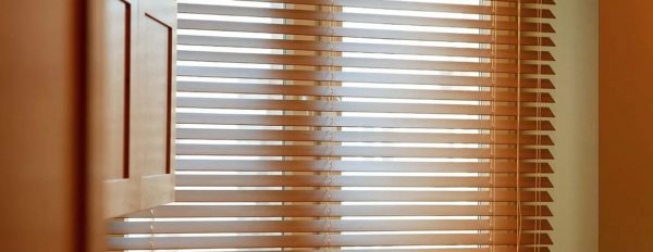 Les rideaux en bois ne peuvent être nettoyés qu'avec des produits spéciaux