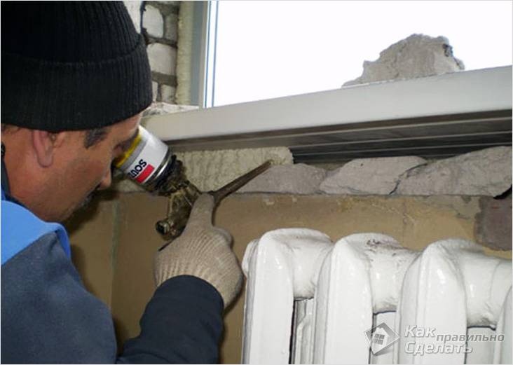 Remplissez le vide avec de la mousse de polyuréthane