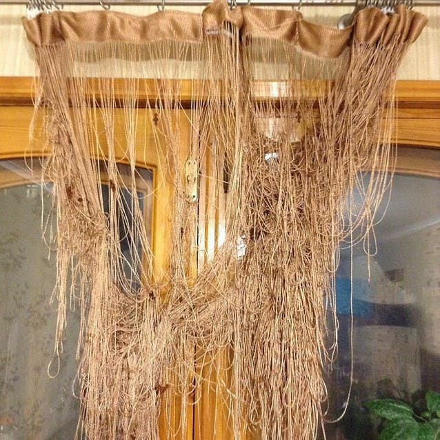 Rideaux en filament emmêlés