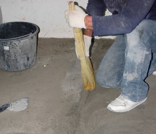 Jointoiement de la rainure avec du mortier