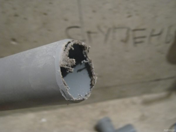 Les bavures à l'intérieur du tuyau peuvent provoquer des blocages.