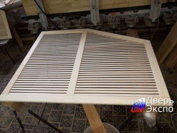 porte à persiennes en bois trapézoïdale