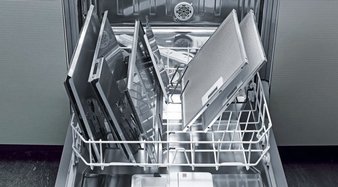 Une femme est tout à fait capable d'extraire elle-même les éléments filtrants de l'appareil.