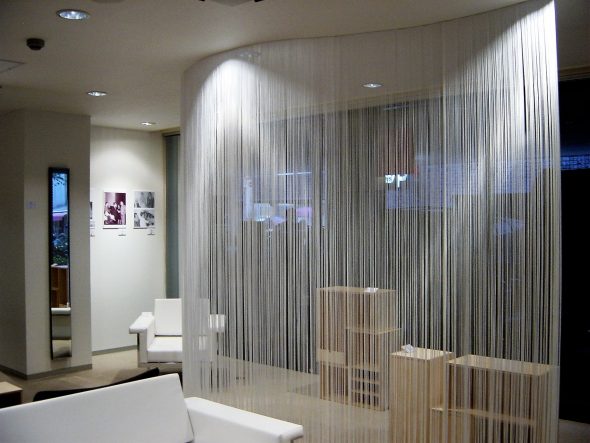 Zonage des pièces avec rideaux et corniche flexible