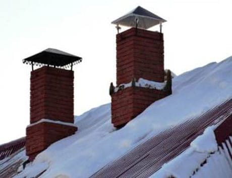 Parapluies sur les tuyaux de cheminée